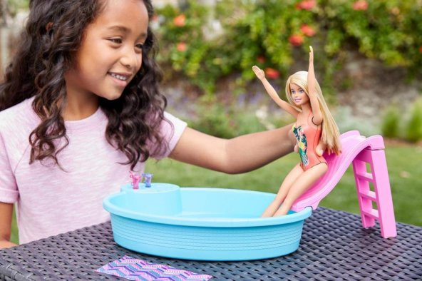 Mattel Barbie ve Eğlenceli Havuzu, 30 cm Boyunda, Sarışın Barbie Bebek ile Kaydıraklı Havuz Oyun Seti ve Aksesuarları GHL91 - 4