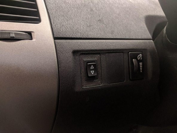 Toyota Aksesuar Boş Plaka 23X33.5Mm İle 21X15 Anahtarı Slot Plastik Aparat - 1
