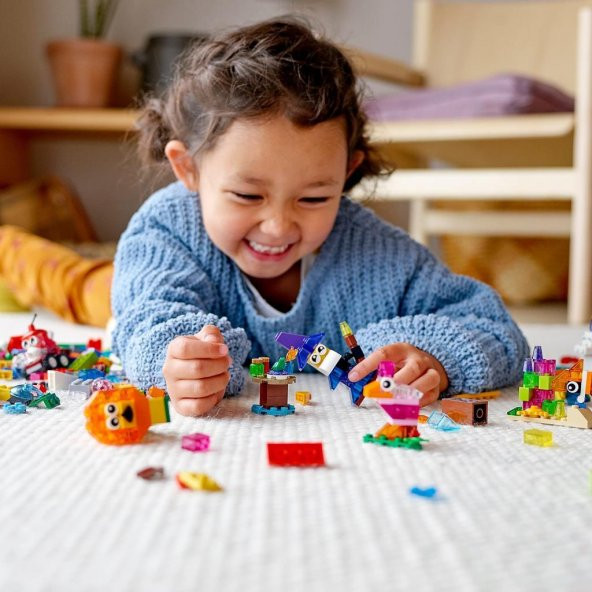 LEGO Classic 500 Parçalık Yaratıcı Şeffaf Parçalar Kutusu (11013) - Çocuk Oyuncak Yapım Seti - 5