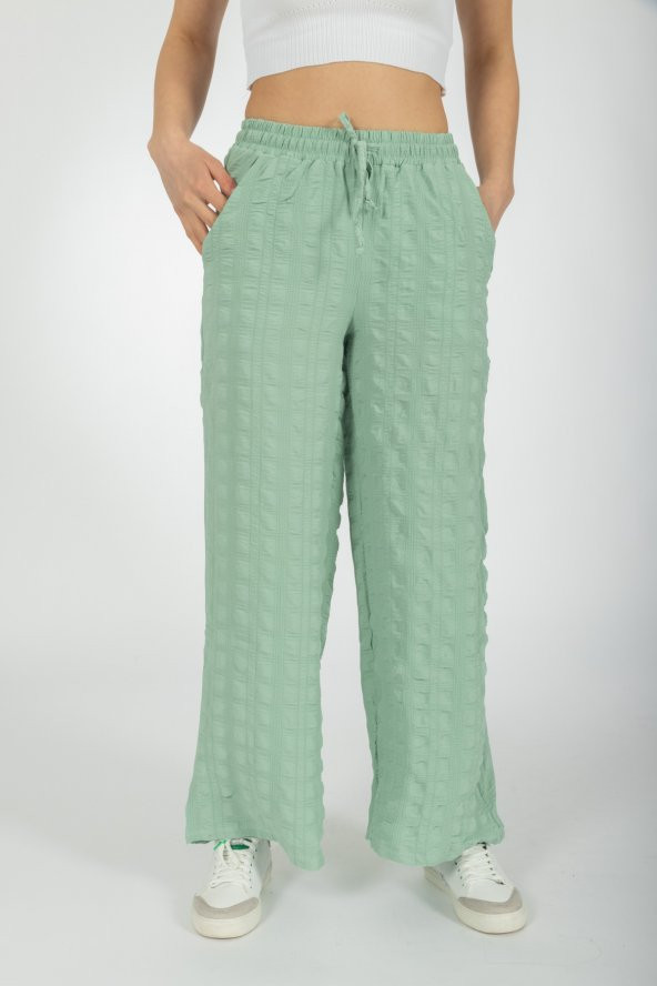 Kadın Beli Lastikli Yanı Yırtmaçlı Gofre Desenli Cepli Salaş Kesim Pantolon