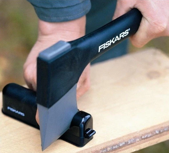 Fiskars 1026797 Balta ve Bıçak Bileme Aparatı - 3
