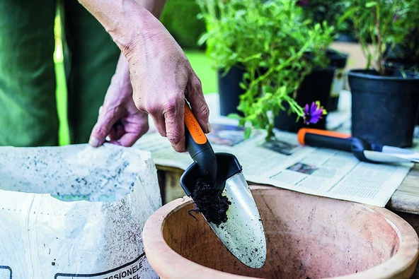 Fiskars 137200 Premium Saksı Küreği 32cm - 3