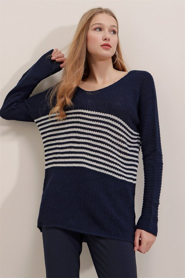 Kadın V Yaka Çizgili Lacivert Kazak - 2