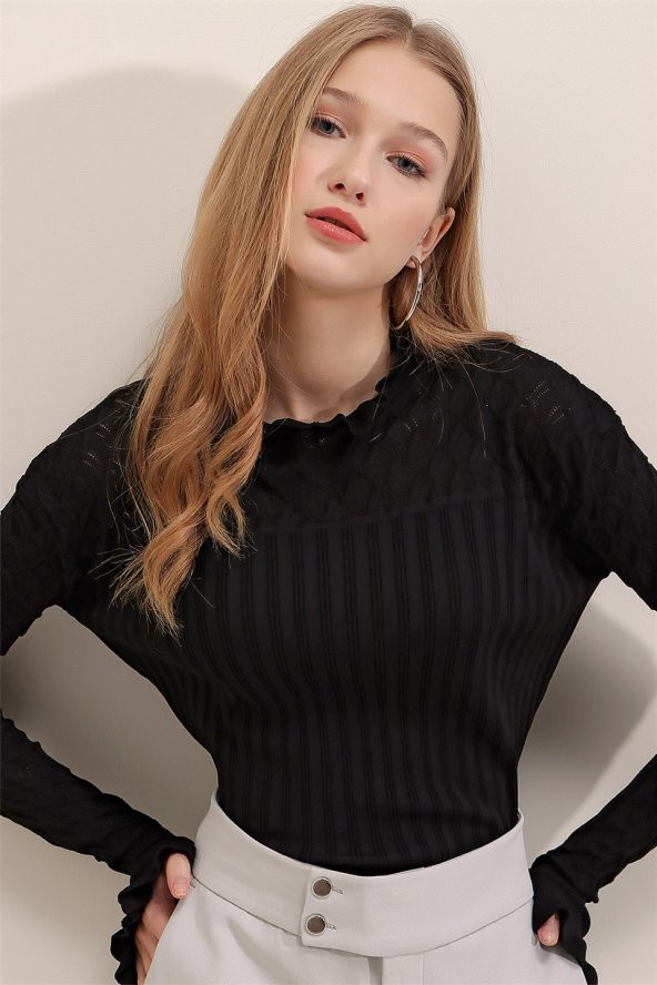 Kadın Siyah Ajurlu Boğazlı Kol Detaylı Kazak