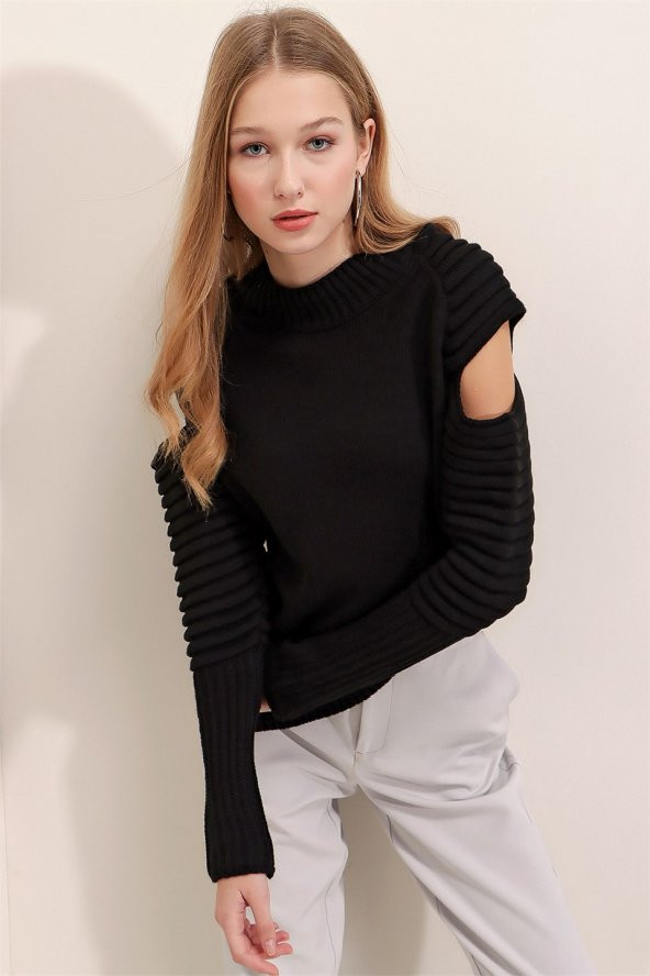 Kadın Siyah Omzu Açık Kazak ürün görseli 1