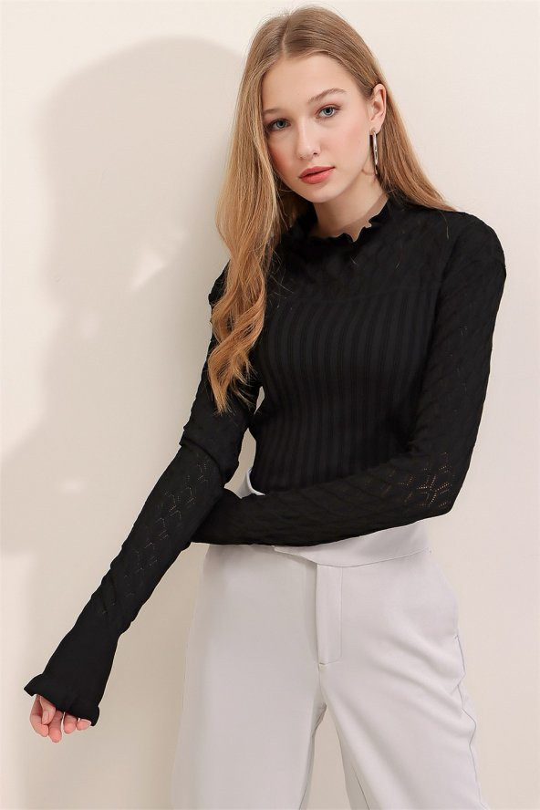 Kadın Siyah Ajurlu Boğazlı Kol Detaylı Kazak - 2