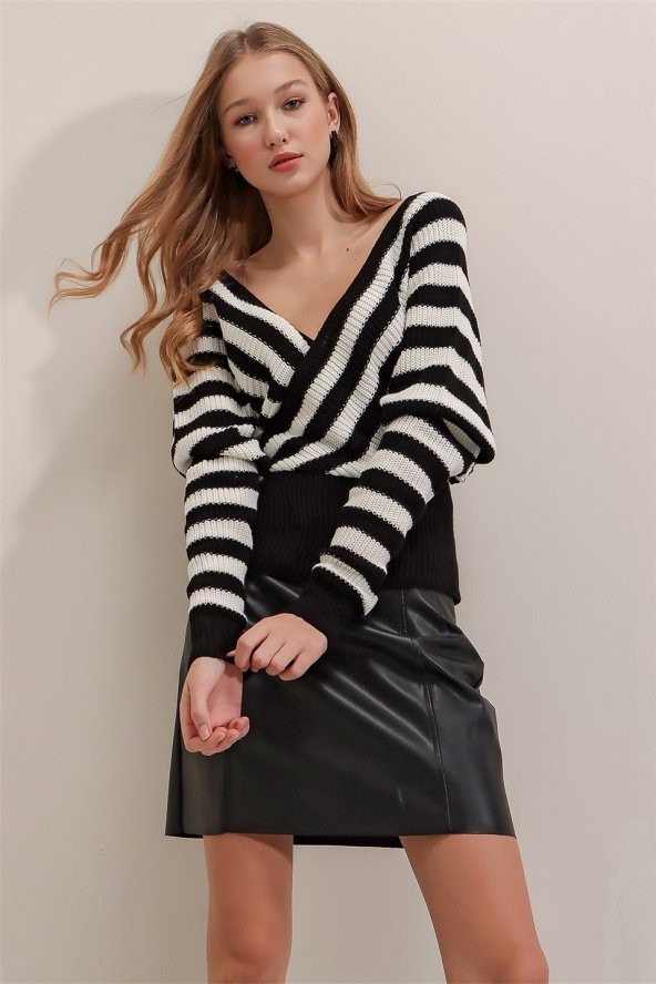 Kadın Çizgili Kruvaze Yaka Kazak - 4