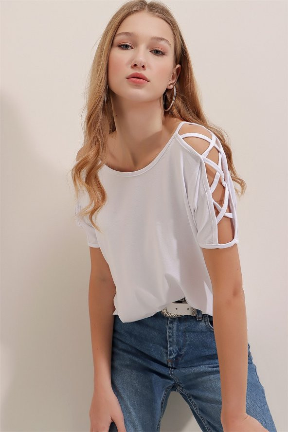 Kadın Beyaz Kayık Yaka Kol Detaylı Bluz