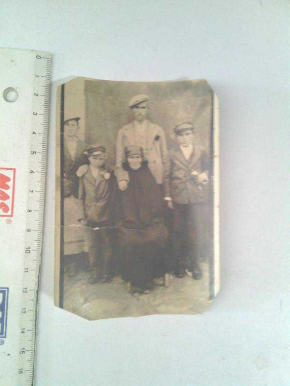 AİLE SİYAH BEYAZ FOTOĞRAF ARKASI OSMANLICA YAZILI