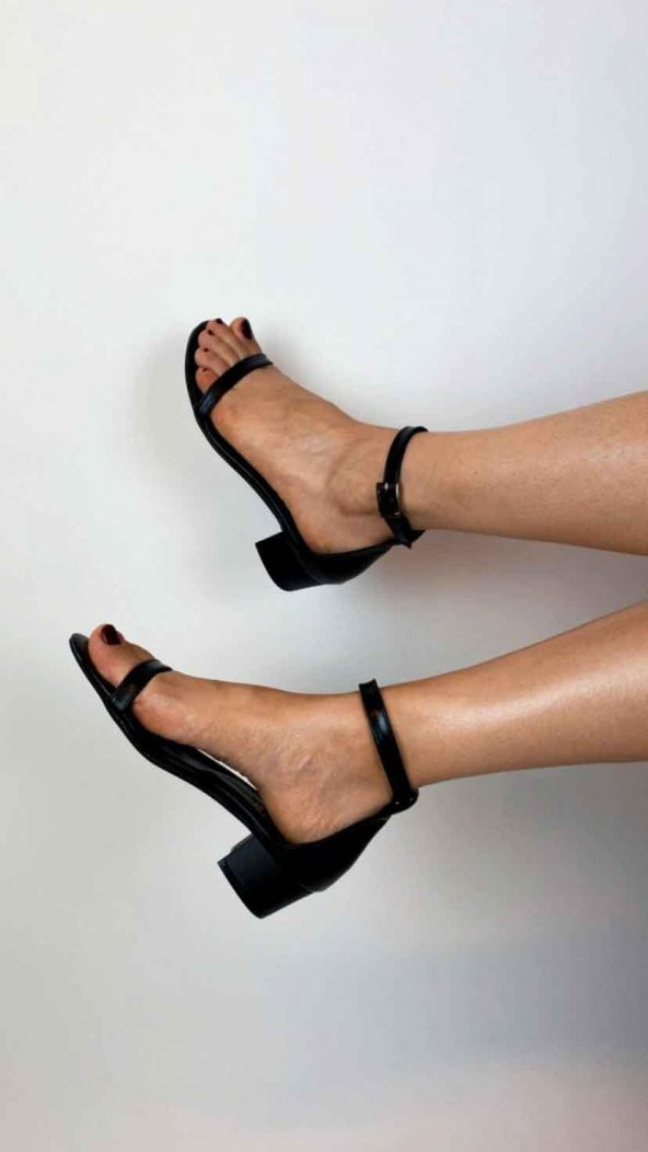 377 Hakiki Deri Bant Detaylı Kalın Topuk Ayakkabı Siyah