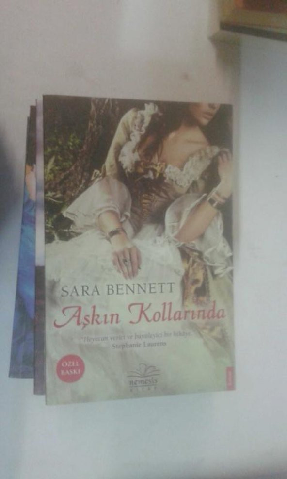 AŞKIN KOLLARINDA SARA BENNETT