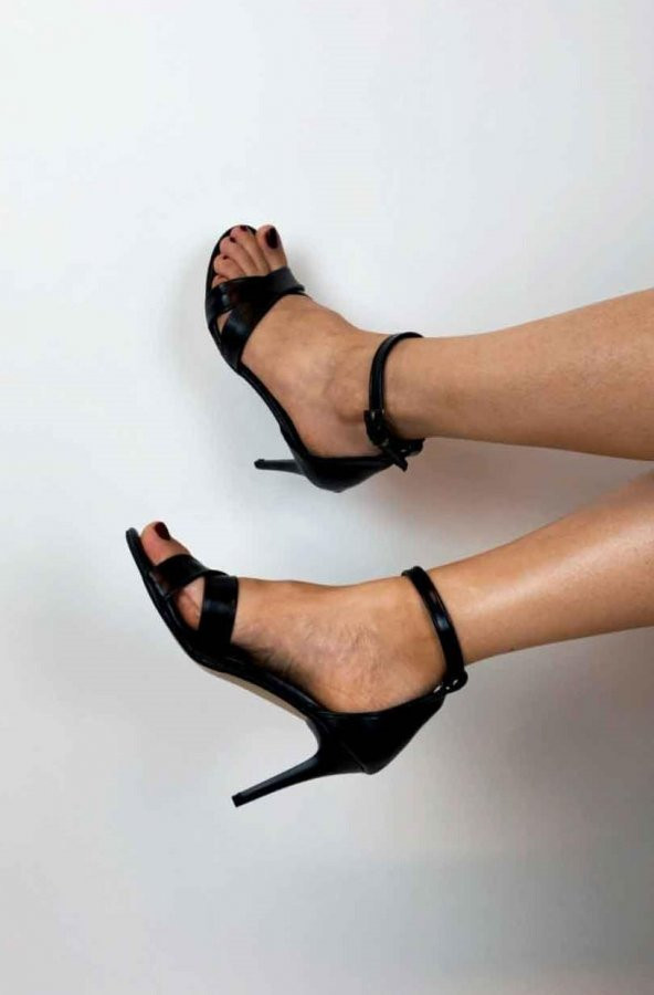 380 Hakiki Deri Kalın Çapraz Bantlı Topuklu Ayakkabı Siyah