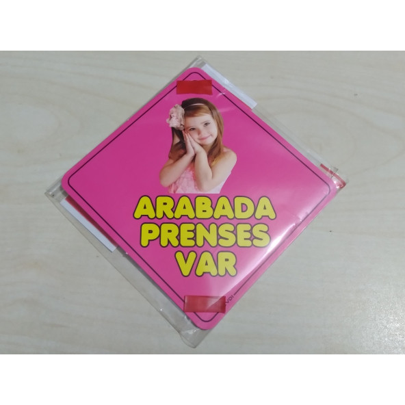 CAM İÇİ SARI DEKOR PLAKA KARE ARABADA PRENSES VAR (11x11cm) YAPIŞTIRMALI (Dekor Levha) SARI PLAKA