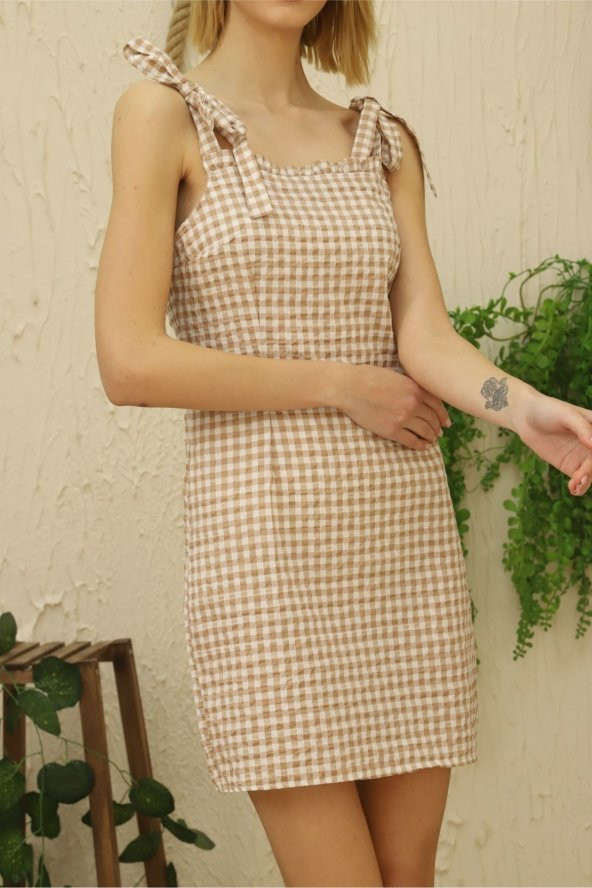Kadın Bej Gofre Kare Desenli Fırfır Detaylı Ekose Askılı Mini Elbise