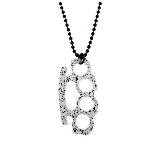 Siyah Benekli Beyaz Erkek Muşta Kolye