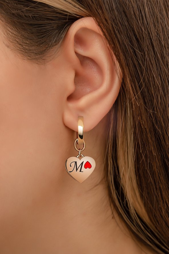 Kadın M Harfi Tekli Kalp Üzeri Kırmızı Mine Kalp Simgeli Rose Gold Kaplama  925 Ayar Gümüş Küpe