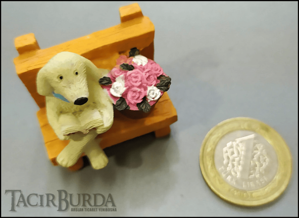 Turuncu Bankta Çiçek İle Oturan Köpek Model Figür Teraryum Malzemesi.87.451.