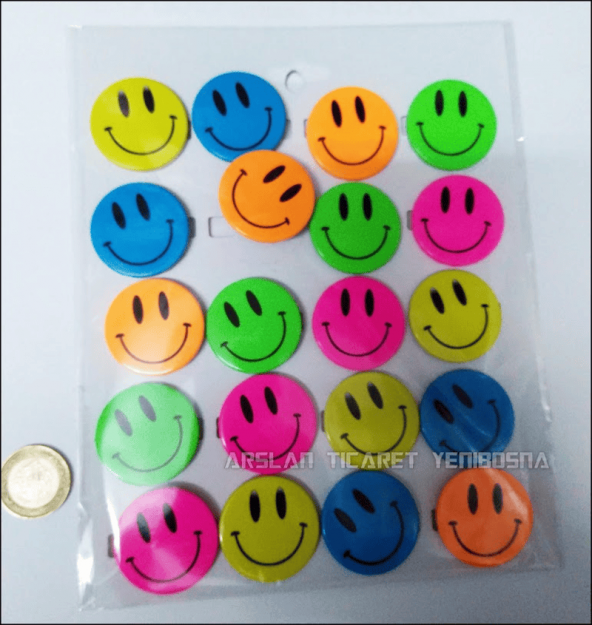 Renkli Gülen Yüz Klasik Emoji Rozet / 20 Adet Çanta Okul Motivasyon Öğrenci Rozeti.99.701.RSD.PÖ.