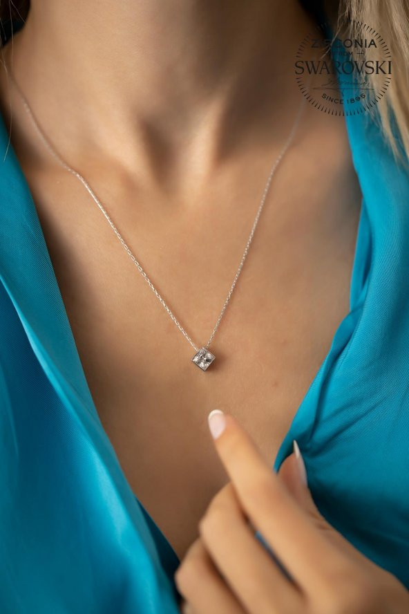 Swarovski Taşlı Kare Model Gümüş Zirconia Kolye