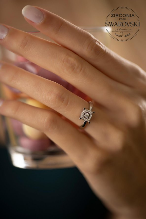 Swarovski Taşlı Dört Dişli Model Gümüş Zirconia Yüzük