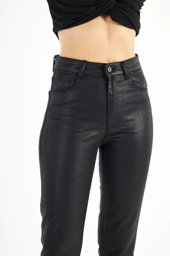 Kadın Siyah Yüksek Bel Deri Görünümlü Kaplama Mom Jean Kot Pantolon - 5
