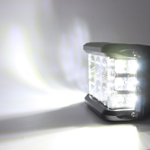 Off Road Led Lamba Delici Yayıcı Beyaz-Beyaz Flaşlı Kare Sis Farı Projektör 45W 12 Led Metal Arazi Çalışma Lambası 1 Adet - 4