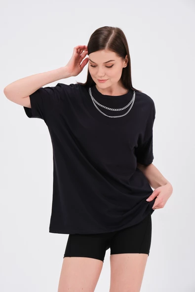 Siyah Oversize Zincir Detaylı Tşhirt - 2