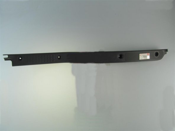 Isuzu NPR 75 Kapı Eşik Plastiği Sağ İç NLR NNR ORJİNAL 2011-2021