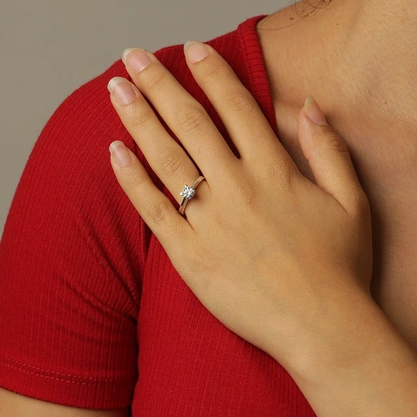 Kenarları Taşlı Altın Tektaş Yüzük ürün görseli 1