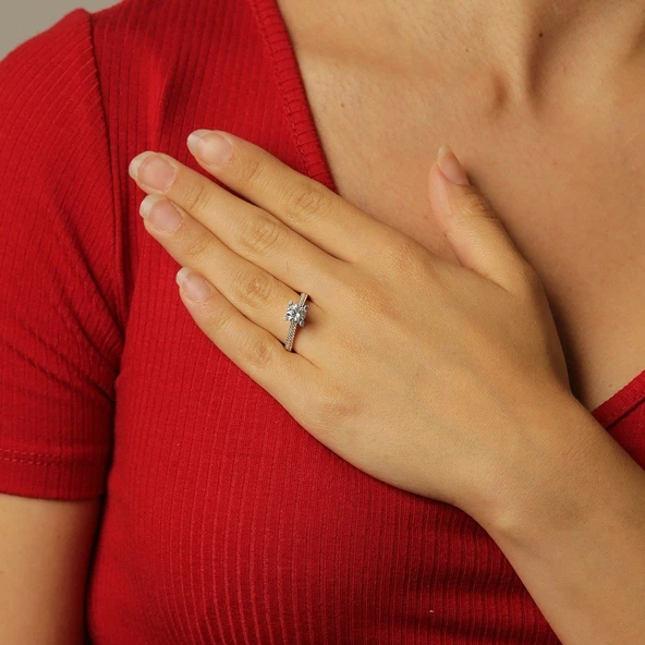 Kenarları Taşlı Altın Tektaş Yüzük ürün görseli 1