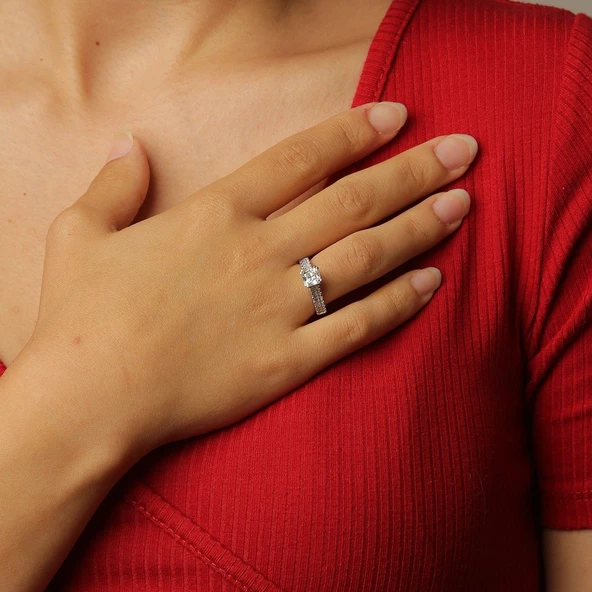 Beyaz Altın Kenarları Taşlı Tektaş Yüzük