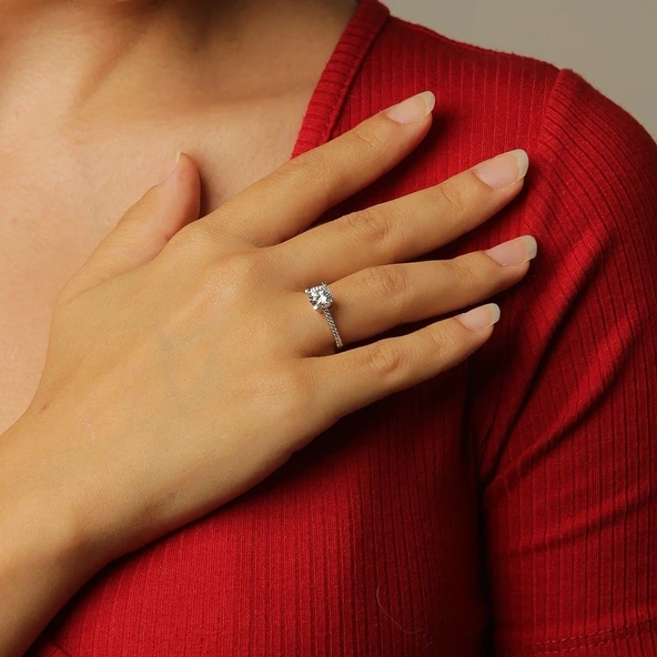 Beyaz Altın Kenarları Taşlı Tektaş Yüzük ürün görseli 1