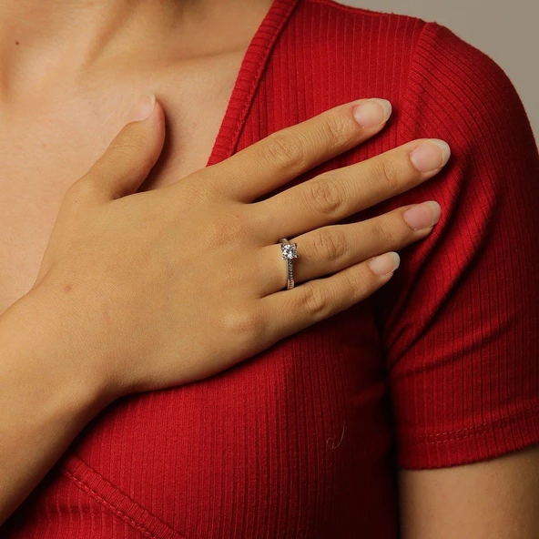 Beyaz Altın Kenarları Taşlı Tektaş Yüzük ürün görseli 1