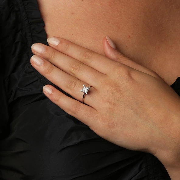 Beyaz Altın Prenses Kesim Tektaş Yüzük ürün görseli 1