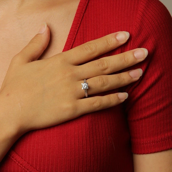 Kenarları Taşlı Beyaz Altın Tektaş Yüzük ürün görseli 1