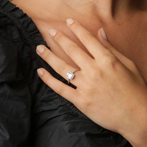 Baget Taşlı Beyaz Altın Yüzük ürün görseli 1