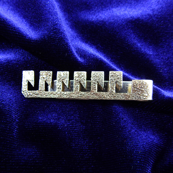 Çengel Motifli Kravat İğnesi