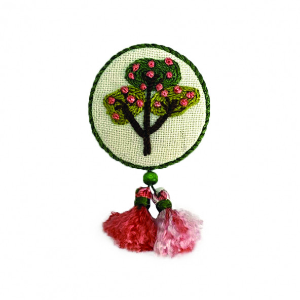 İşlemeli Püsküllü Broş