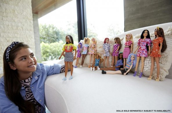 Barbie Büyüleyici Parti Bebekleri 177 FBR37 HBV11 uzun siyah saçlı, renk bloğu ve kabarık kol detaylı, çiçek desenli elbise, bantlı topuklu ayakkabı, kelebek şeklinde yüzük - 4