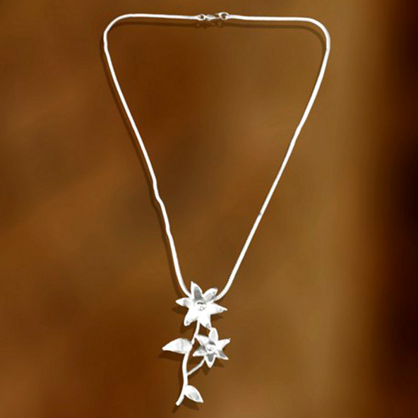 Çiçek Motifli Kolye