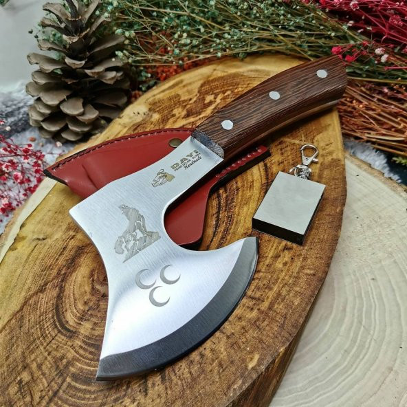 23 cm el yapımı 4116 paslanmaz çelik 4 mm et kalınlık yekpare kök ceviz saplı deri kılıflı balta yanında zippo kibrit ile birlikte