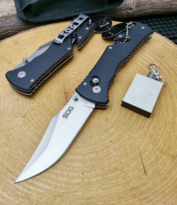 22 cm kılıflı sog marka çelik manuel bıçak yanında zippo kibrit ile birlikte