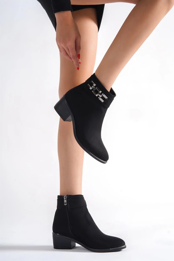 SEDEF KAYMAZ KAUÇUK TABAN YAN ZİNCİR TOKA DETAY FERMUARLI KADIN SİYAH TOPUKLU BOT - 2