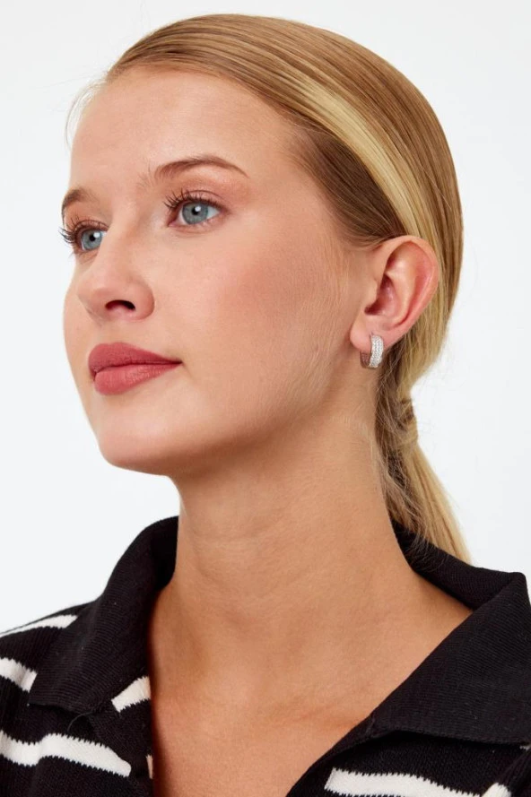 Beyaz Renk Yuvarlak Taşlı Model Gümüş Küpe