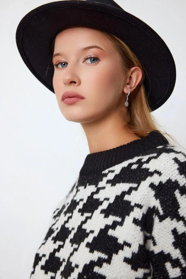 Yuvarlak Taşlı Gümüş Küpe