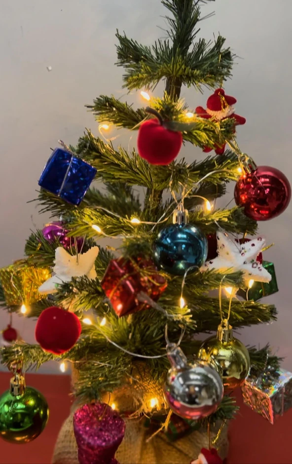 Yılbaşı Masaüstü Süslü Yeni Yıl Çam Ağacı 40 cm, Kütüklü Jütlü- 28 Parça Süs SET - Resim 4