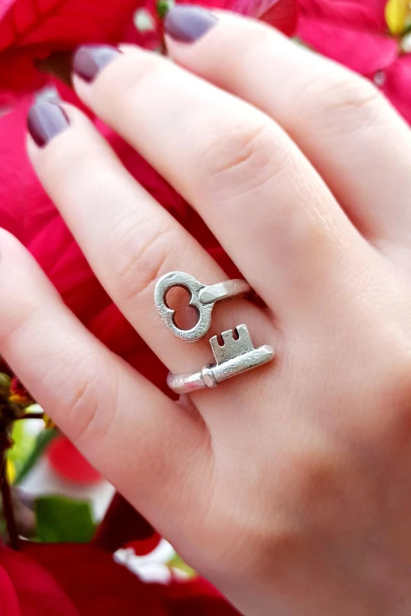 Kalp Anahtarı Şekilli Kadın Yüzük Gümüş Kaplama Ayarlanabilir El Yapımı Kadın Yüzük ürün görseli 1