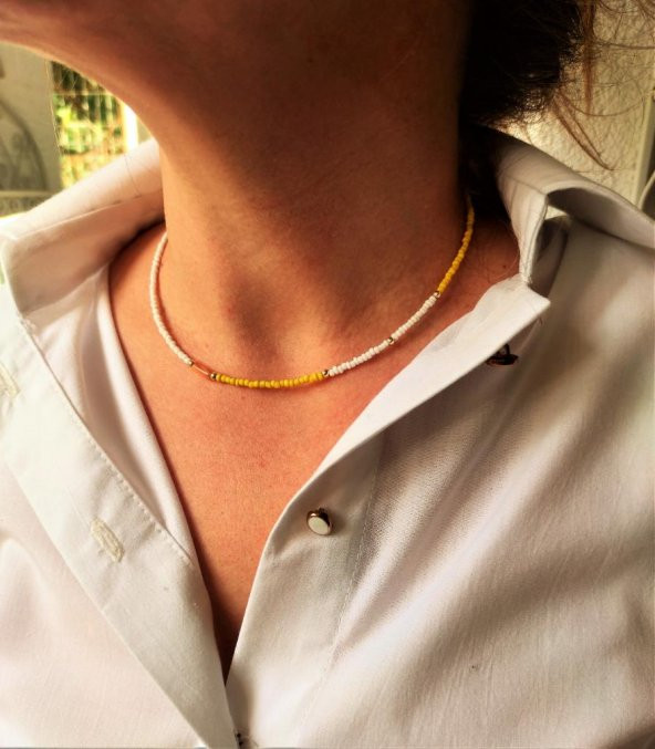 GOLD KAPLAMA SİLİNDİR TURUNCU SEDEF TAŞI DETAY SARI-BEYAZ BONCUK KOLYE-KOL108 - 2