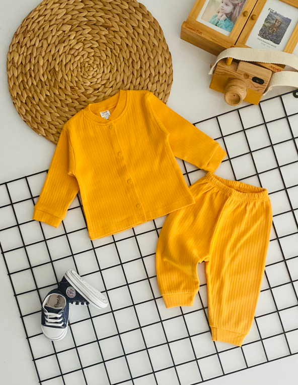 Neşeli Bebekler Çizgili Kumaş Önden Çıtçıtlı Pijama Takımı Sarı