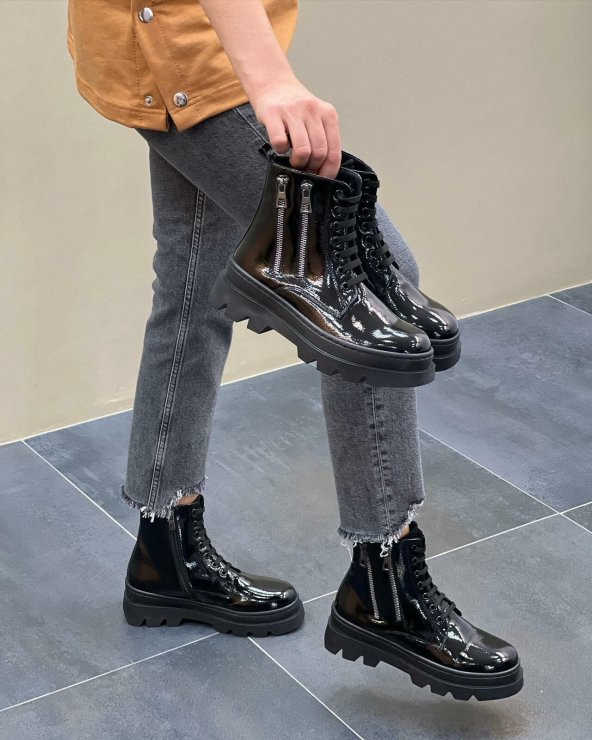 CASSO KAYMAZ KAUÇUK TABAN BAĞCIKLI FERMUARLI SU GEÇİRMEZ FERMUAR DESEN DETAY KADIN BOT - 4